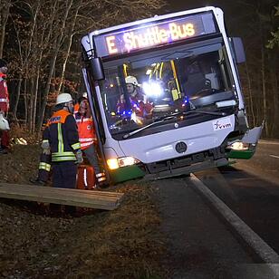 Auto kollidiert mit Linienbus und zweitem Fahrzeug - Mindestens acht Personen werden verletzt