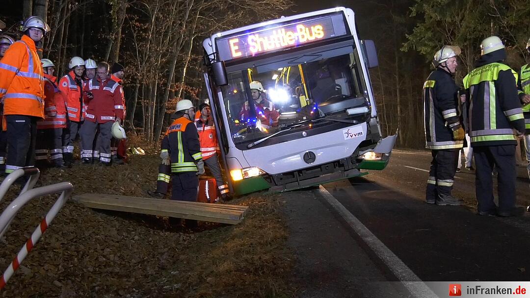 Auto kollidiert mit Linienbus und zweitem Fahrzeug - Mindestens acht Personen werden verletzt