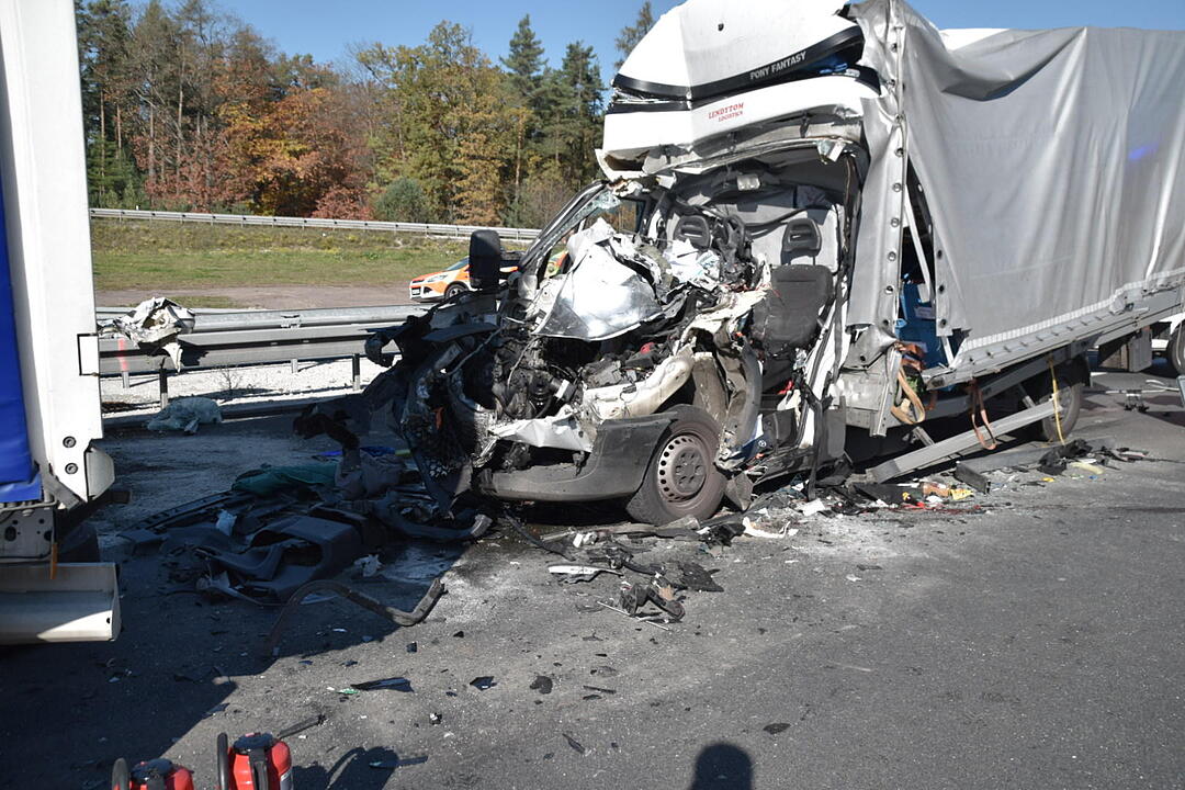 A6 bei Nürnberg: Kleintransporter fährt auf Stauende auf – Fahrer stirbt noch an Unfallstelle
