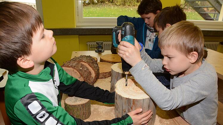 Impressionen vom Nisthilfenbau in der Melkendorfer Grundschule Dagmar Besand