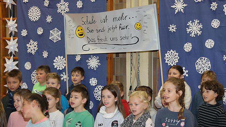 Die Schülerinnen und Schüler der Grundschulen Poppenlauer und Thundorf gestalteten zusammen mit ihren Lehrern zur Amtseinführung von Schulleiterin Simone Heinz ein buntes Programm. Foto: Dieter Britz
