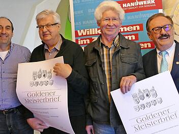 Konrad Sponsel (Zweiter von links) und Robert Kolb (rechts daneben) wurden mit dem goldenen Meisterbrief geehrt. Die Ehrung nahmen Obermeister Werner Oppel (rechts) und sein Stellvertreter Wolfgang Dotterweich vor.  Foto: Sonja Schrüfer