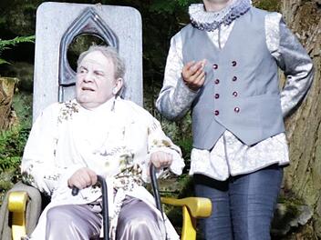Der intrigante und aalglatte Franz Moor (Benedikt Lehmann) drängt seinen Vater (Werner Eberhardt) vom Thron und sperrt ihn ins Verlies. Foto: Klaus Klaschka