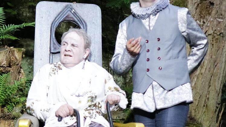 Der intrigante und aalglatte Franz Moor (Benedikt Lehmann) drängt seinen Vater (Werner Eberhardt) vom Thron und sperrt ihn ins Verlies. Foto: Klaus Klaschka