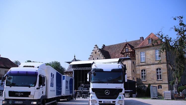 Statt 4500 Besuchern befinden sich im Schlosshof am  Montag einige Laster, die erst noch entladen werden müssen. Jutta Rudel