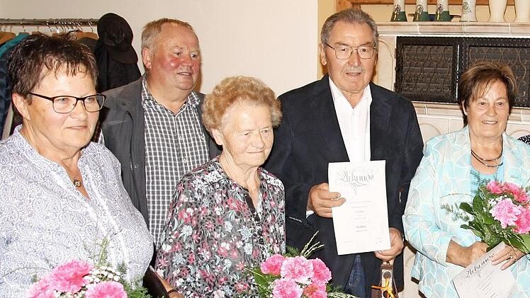 Für ihre besonders lange Sängertätigkeit wurden Sieglinde Müller (links), Anna Herrmann (Dritte von links) sowie (weiter nach rechts) Manfred und Sigrid Wendel geehrt. Mit im Bild Chorleiter Roland Sack