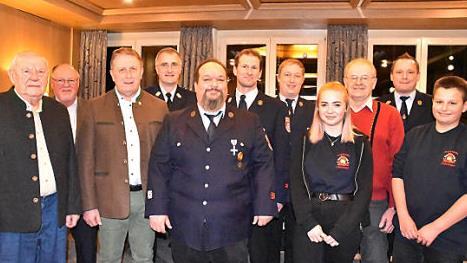 Ehrungen bei der Feuerwehr H&ouml;fer&auml;nger; im Bild (von links): Bernhard Weith, Hans Werther, Henry Schramm, Peter Hochgesang, Kai Bl&uuml;chel, Alexander Eber, Martin Kornatz, Hanna Kaiser, Gerd Neugebauer, Heiko St&uuml;binger und Kai Haase Foto: Uschi Prawitz