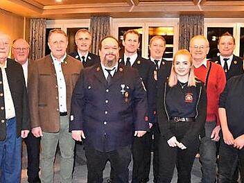 Ehrungen bei der Feuerwehr Höferänger; im Bild (von links): Bernhard Weith, Hans Werther, Henry Schramm, Peter Hochgesang, Kai Blüchel, Alexander Eber, Martin Kornatz, Hanna Kaiser, Gerd Neugebauer, Heiko Stübinger und Kai Haase Foto: Uschi Prawitz