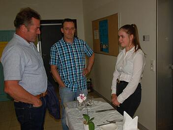 Fachkundig informierte Lilliana Schlechtweg den 2. Bürgermeister der Gemeinde Nüdlingen, Edgar Thomas, über die sehr guten Aussichten auf einen Ausbildungsberuf im Hotel- und Gaststättengewerbe. Sie hatte ein Praktikum als Hotelfachfrau absolviert.Manfred Mellenthin