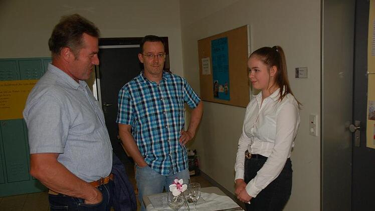 Fachkundig informierte Lilliana Schlechtweg den 2. Bürgermeister der Gemeinde Nüdlingen, Edgar Thomas, über die sehr guten Aussichten auf einen Ausbildungsberuf im Hotel- und Gaststättengewerbe. Sie hatte ein Praktikum als Hotelfachfrau absolviert.Manfred Mellenthin