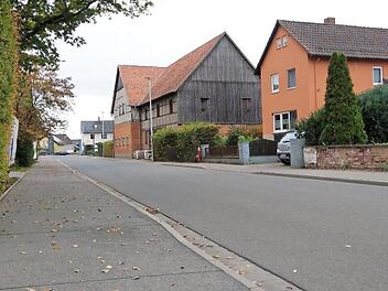 Breit genug wäre der Bürgersteig an der Beiersdorfer Straße, um das halbseitige Parken darauf zu erlauben. Doch das ist nicht das Entscheidende. Foto: Simone Bastian/CT-Archiv