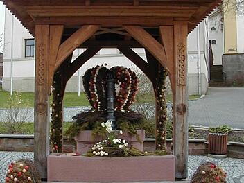 Das Schmücken des Osterbrunnens an der ehemaligen Tränkstelle am Dorfplatz ist inzwischen in Langendorf eine Tradition.