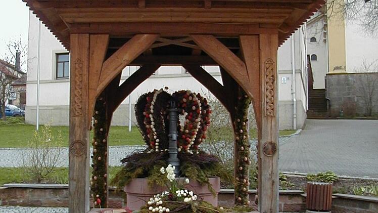 Das Schmücken des Osterbrunnens an der ehemaligen Tränkstelle am Dorfplatz ist inzwischen in Langendorf eine Tradition.