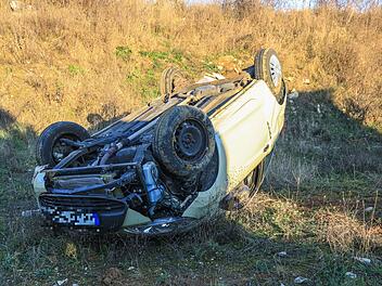 18-j&auml;hrige Fahranf&auml;ngerin &uuml;berschl&auml;gt sich mehrfach mit Auto