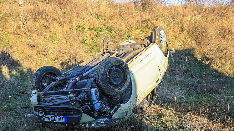 18-j&auml;hrige Fahranf&auml;ngerin &uuml;berschl&auml;gt sich mehrfach mit Auto