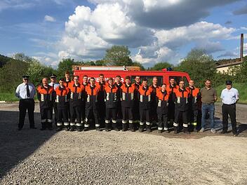 Gruppenbild der Teilnehmer, Schiedsrichter und Bürgermeister (von links): KBM Wolfgang Kenner, Bernd Richter, KBI Marco Brust, Gabriel Ziegler, Jonathan Richter, Lukas Richter, Kilian Strebl, Jannick Ziegler, Tizian Strebl, Robin Lekutat, Roman Strebl, Lorenz Strebl, Karsten Kohlhepp, Sascha Wagner, Jonas Schulz-Stellmacher, Leoni Gold, Matthias Zink, Markus Reusch, Thomas Hüfner, Bürgermeister Volker Roth und Schiedsrichter Martin Hohmann.