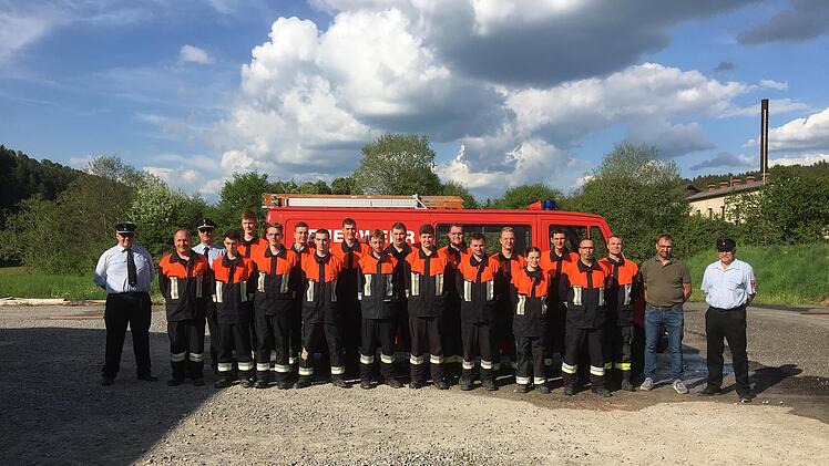 Gruppenbild der Teilnehmer, Schiedsrichter und Bürgermeister (von links): KBM Wolfgang Kenner, Bernd Richter, KBI Marco Brust, Gabriel Ziegler, Jonathan Richter, Lukas Richter, Kilian Strebl, Jannick Ziegler, Tizian Strebl, Robin Lekutat, Roman Strebl, Lorenz Strebl, Karsten Kohlhepp, Sascha Wagner, Jonas Schulz-Stellmacher, Leoni Gold, Matthias Zink, Markus Reusch, Thomas Hüfner, Bürgermeister Volker Roth und Schiedsrichter Martin Hohmann.