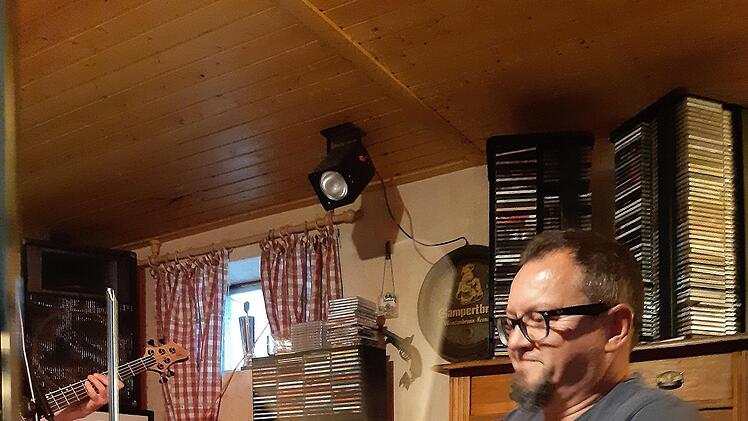 Hier trommelt der Hausherr noch selbst: Peter Engelbrecht in Aktion an seinem E-Drum-Set.