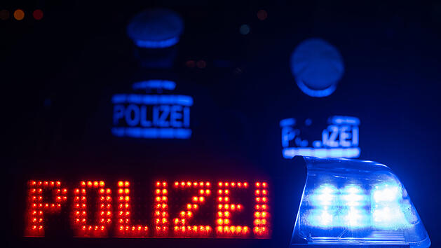 Zwei Polizisten stehen vor einem Streifenwagen - Illustration