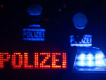 Zwei Polizisten stehen vor einem Streifenwagen - Illustration