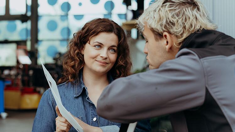 Obwohl er er schon Feierabend hat, erteilt Lilli Gruber (Ronja Forcher) ihrem Mitarbeiter Xaver Hofinger (David Ali Rashed) einen weiteren Arbeitsauftrag. Eine folgenschwere Entscheidung ...