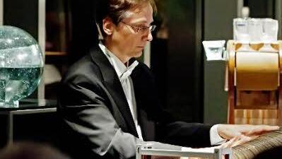 Martin Hilmer musiziert auf der Glasharmonika. Fotos: Jochen Berger