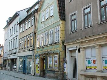 Wären die Gebäude mit den Hausnummern 30, 32 und 34 in privater Hand, könnte die Gemeinschaf Stadtbild die Sanierung unterstützen. Doch sie gehören der Stadt - und ein Verkauf scheiterte laut Hans-Heinrich Eidt, dem Vorsitzenden von Stadtbild, an den zu hohen Preisen.