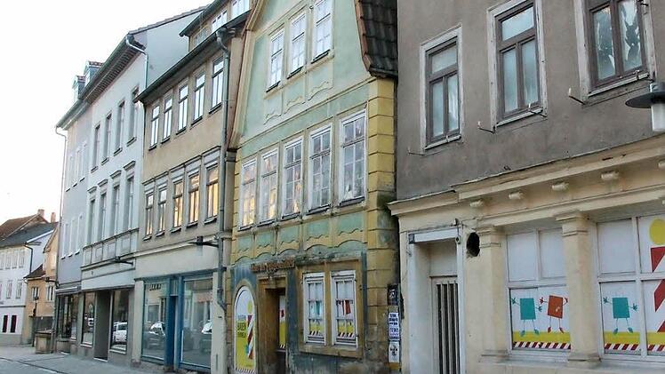 Wären die Gebäude mit den Hausnummern 30, 32 und 34 in privater Hand, könnte die Gemeinschaf Stadtbild die Sanierung unterstützen. Doch sie gehören der Stadt - und ein Verkauf scheiterte laut Hans-Heinrich Eidt, dem Vorsitzenden von Stadtbild, an den zu hohen Preisen.