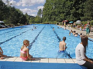 Das Egloffsteiner Freibad steht auf der Kippe, wenn die Gemeinde eine Bedarfszuweisung erhalten sollte.  Foto: Löwisch