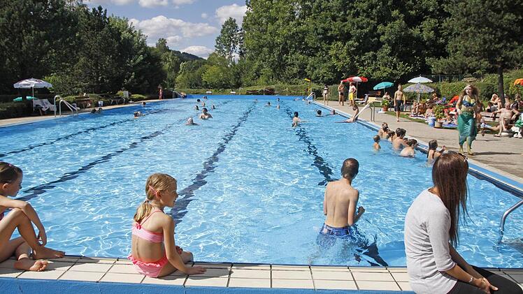 Das Egloffsteiner Freibad steht auf der Kippe, wenn die Gemeinde eine Bedarfszuweisung erhalten sollte.  Foto: Löwisch