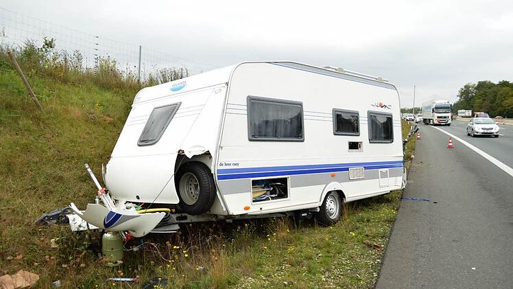 Auf der A3 bei Helmstadt hat am Samstag der Fahrer eines Wohnwagengespanns die Kontrolle verloren und sich mit seinem Pkw überschlagen. Foto: Berthold Diem