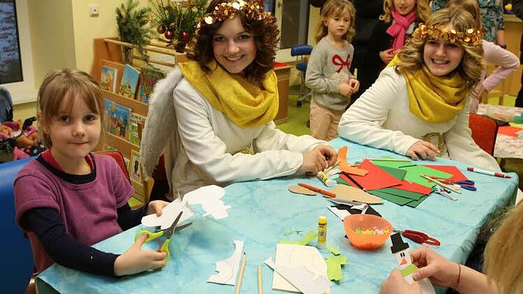 Auch die Weihnachtsengel basteln mit. Foto: Barbara Herbst