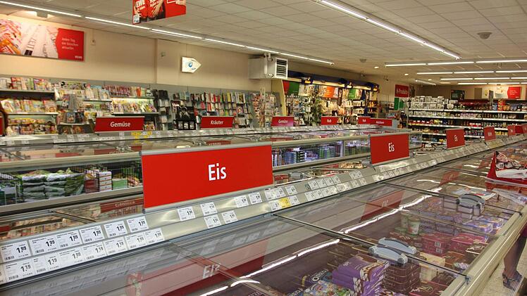Die riesige Tiefkühl-Abteilung mit großer Bücher- und Zeitschriften-Abteilung beeindruckt. Hier kann entspannt eingekauft werden.