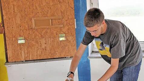 Schleiereulen-Wohnung im alten Wasserturm bei Wermerichshausen: Der Holzkasten links im Hintergrund ist das Zuhause der Schleiereulen-Familie. Foto: Dieter Britz