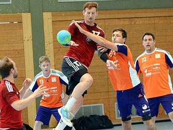 Erlangens Hannes Münch blockt Philipp Wolf erfolgreich. Im zweiten Durchgang machte die TSH aber ernst und siegte deutlich.  Foto: herzopress