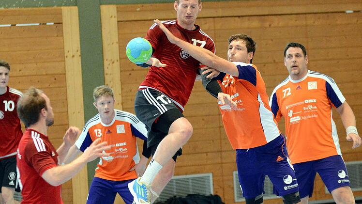 Erlangens Hannes Münch blockt Philipp Wolf erfolgreich. Im zweiten Durchgang machte die TSH aber ernst und siegte deutlich.  Foto: herzopress