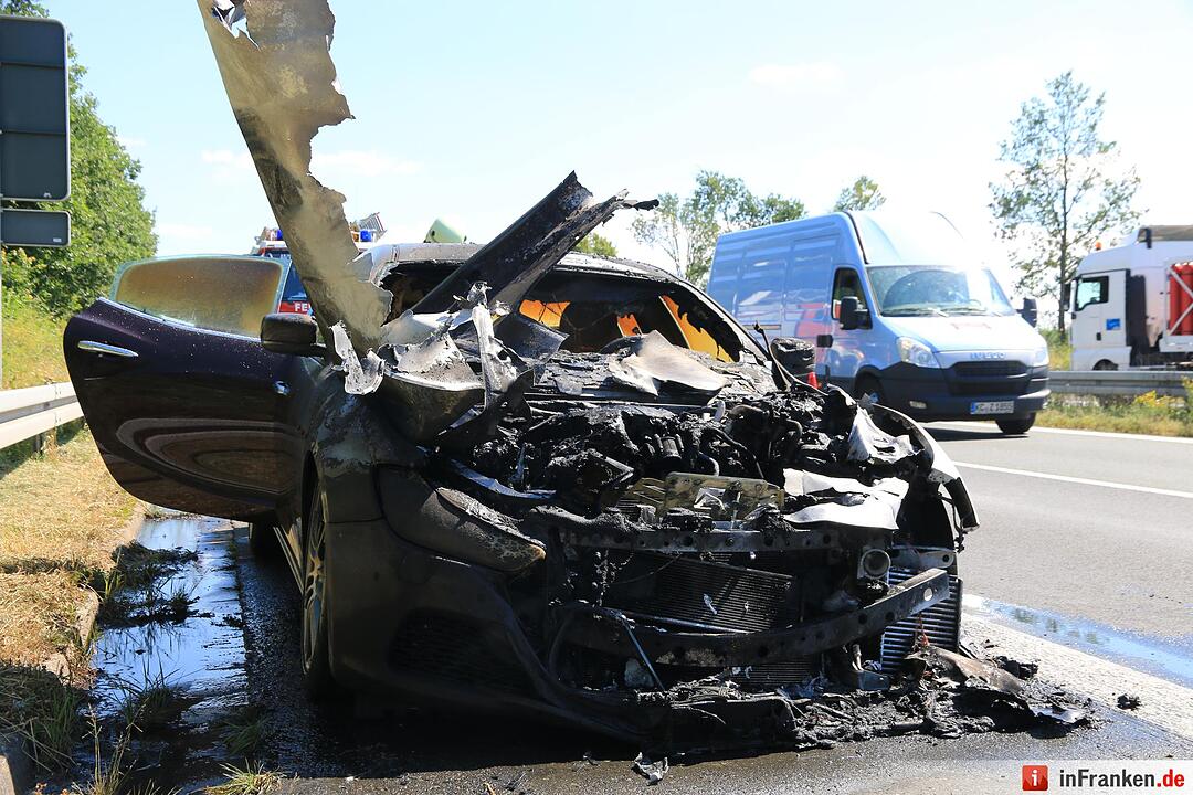 Maserati brennt auf A73 bei Eggolsheim