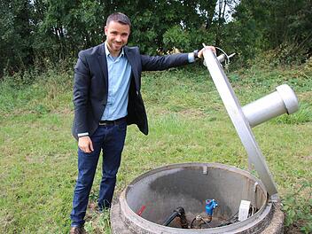 Christian Metz vom Zweckverband Tierkörperbeseitigung zeigt einen der Sanierungsbrunnen. Foto: Jule Albert