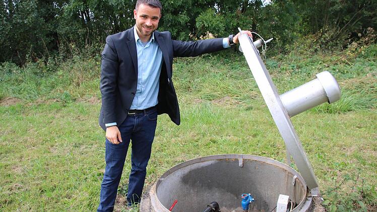 Christian Metz vom Zweckverband Tierkörperbeseitigung zeigt einen der Sanierungsbrunnen. Foto: Jule Albert