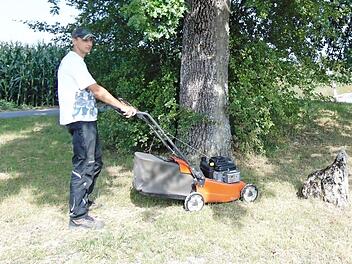 Für die Pflege der kommunalen Flächen nimmt die Stadt schon seit Jahren keine Pestizide mehr. Bauhofmitarbeiter Erwin Schmidt (Foto) und seine Kollegen mähen sie und entfernen das Unkraut anders. Foto: Petra Malbrich