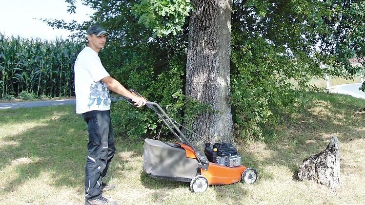 Für die Pflege der kommunalen Flächen nimmt die Stadt schon seit Jahren keine Pestizide mehr. Bauhofmitarbeiter Erwin Schmidt (Foto) und seine Kollegen mähen sie und entfernen das Unkraut anders. Foto: Petra Malbrich