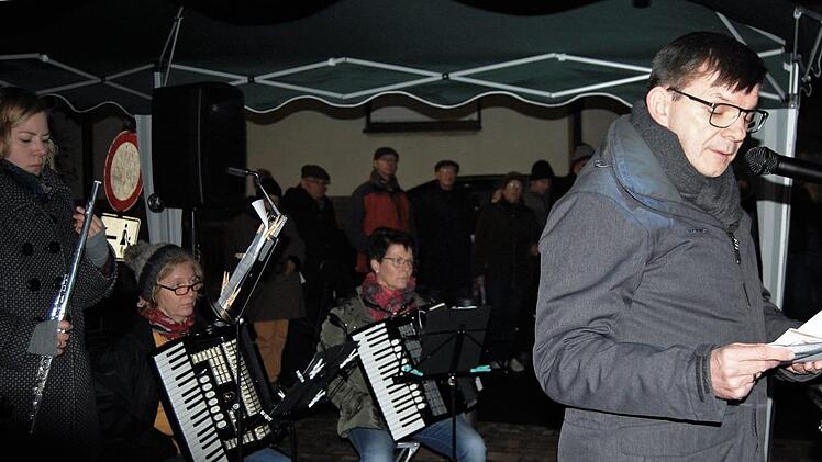 Bürgermeister Armin Warmuth bei seiner Gedenkansprache vor den Musikerinnen (von links) Klara Schlereth (Flöte), Johanna Kamm und Susanne Hähnlein (beide Akkordeon).Sigismund von Dobschütz