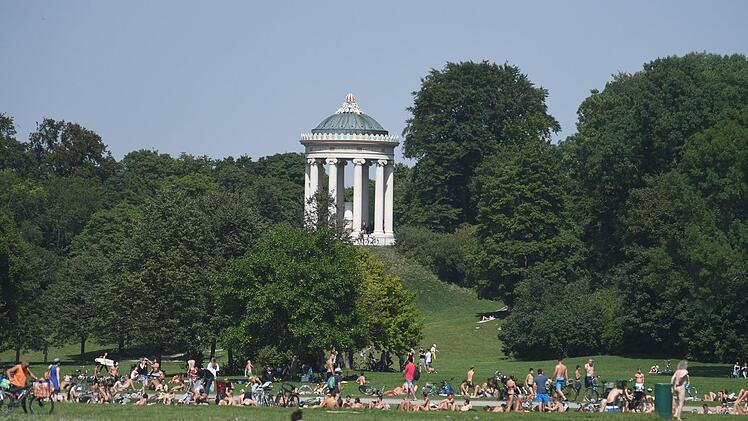 Am Monopteros-Bauwerk im Englischen Garten ist immer viel los. Aktuell &uuml;bertreiben es viele Jugendliche, gerade am Wochenende. Foto: Felix H&ouml;rhager/dpa