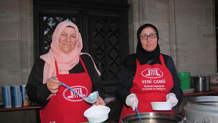 Ayse Karatag (rechts) und Ömür Torun (links) verteilten die Mahlzeiten. Foto: Martin Koch