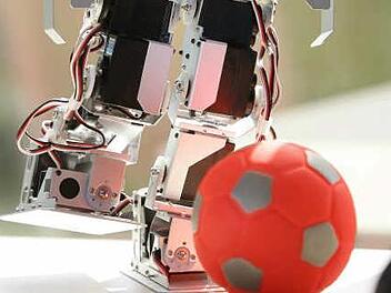 Fußball-Roboter sollen  bald auch den menschlichen Weltmeister schlagen.  Foto: Bernd Thissen dpa/lnw