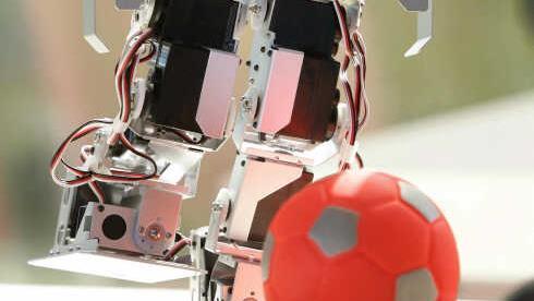 Fußball-Roboter sollen  bald auch den menschlichen Weltmeister schlagen.  Foto: Bernd Thissen dpa/lnw