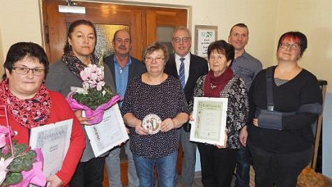 Ehrungen beim Obst- und Gartenbauverein Waldau; im Bild (von links) Elke D&ouml;rfler und Claudia Hartmann (beide 25 Jahre), stellvertretender Kreisvorsitzende Klaus-Peter Kugler, Marita Schoberth (sch&ouml;nstes Anwesen), B&uuml;rgermeister Harald H&uuml;bner, Emmy Kauper, die f&uuml;r ihren Mann Alfred (40 Jahre) die Urkunde entgegennahm, Vorsitzender Alexander Popp und die neue Beisitzerin Carolin Bock Foto: Horst Wunner