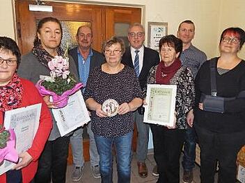 Ehrungen beim Obst- und Gartenbauverein Waldau; im Bild (von links) Elke Dörfler und Claudia Hartmann (beide 25 Jahre), stellvertretender Kreisvorsitzende Klaus-Peter Kugler, Marita Schoberth (schönstes Anwesen), Bürgermeister Harald Hübner, Emmy Kauper, die für ihren Mann Alfred (40 Jahre) die Urkunde entgegennahm, Vorsitzender Alexander Popp und die neue Beisitzerin Carolin Bock Foto: Horst Wunner