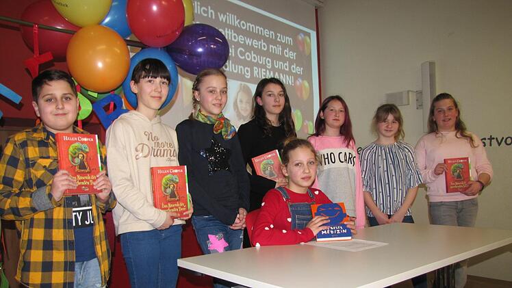 Kreissiegerin Victoria Gerhardt vertritt Coburg beim oberfränkischen  Bezirksentscheid im 60. Vorlesewettbewerb des Deutschen Buchhandels. Die  Zweitplatzierten Joel Bendig, Clara Eichfelder, Paula Fischer,  Marie-Luise Jäkel, Thekla Kübler, Finja Moosburger. Emilia Pfahler und  Lara Schuster freuen sich mit. Sie bekamen auch einen Buchpreis. Foto:  Martin Koch