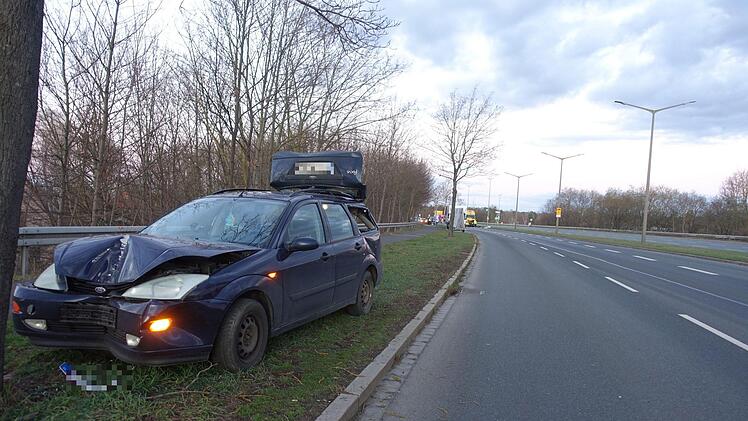 In Nürnberg ist ein Autofahrer bei einem Unfall schwer verletzt worden. Foto: NEWS5/Maurer